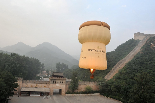 Click to Enlarge

Name: The-Breathtaking-flight-of-Moet-Chandon-s-hot-air-Balloon-above-the-great-wall-China.jpg
Size: 127 KB