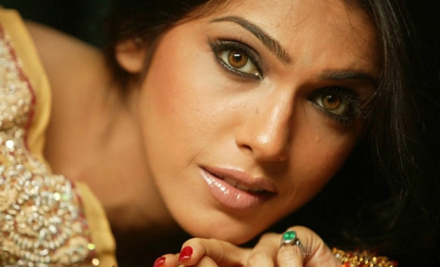 Click to Enlarge

Name: Isha_Koppikar.jpg
Size: 51 KB