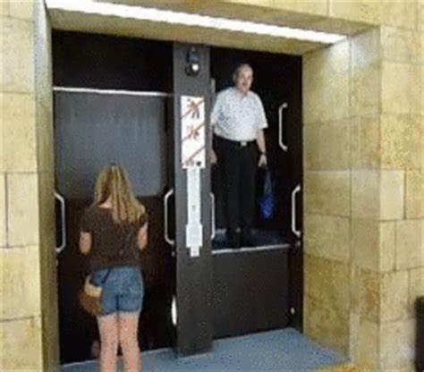 Открывать дверь вверх. Патерностер лифт. Лифт патерностер гифка. Гифки лифт. Лифт без дверей.
