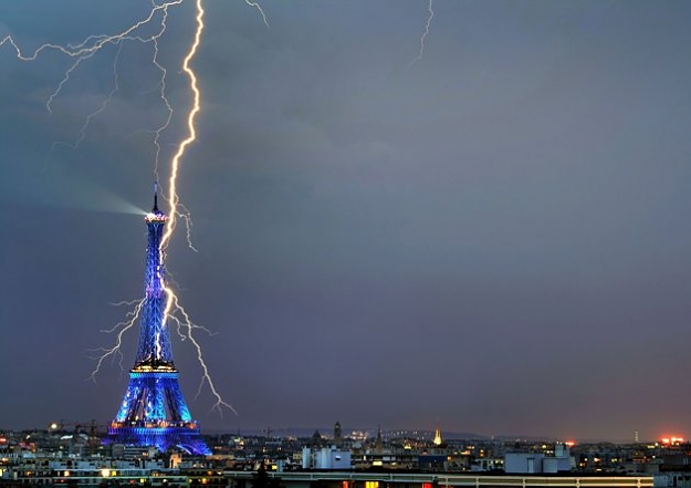 Click to Enlarge

Name: 001CATERS-EIFFEL-TOWER-LIGHTNING-01_211914.jpg
Size: 31 KB